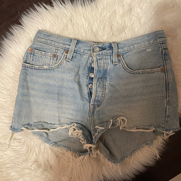 Worn once Levi’s 501 shorts size 27 - Picture 2 of 2